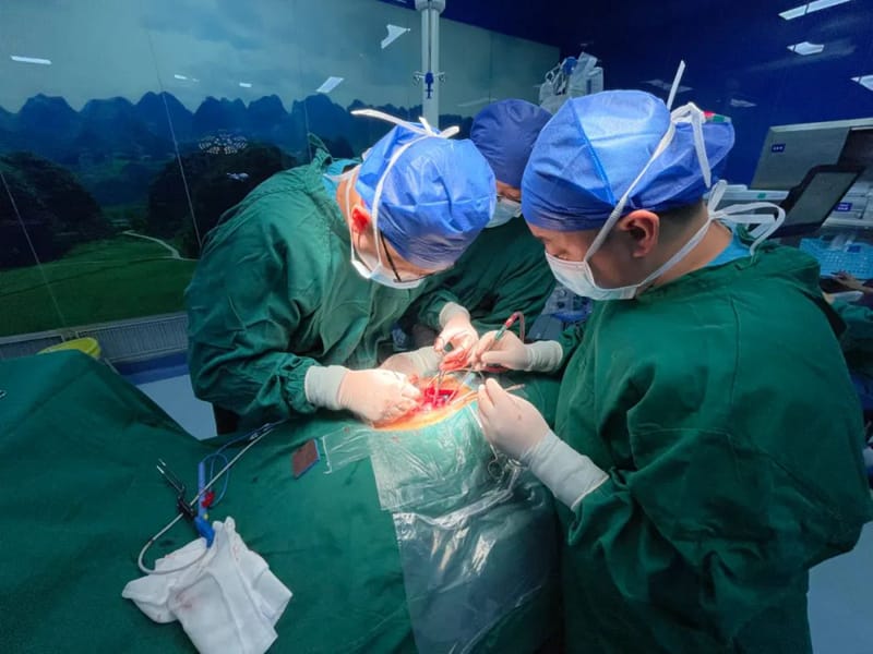 黔西南州人民医院脊柱外科成功完成一例高难度椎管内外肿瘤摘除手术