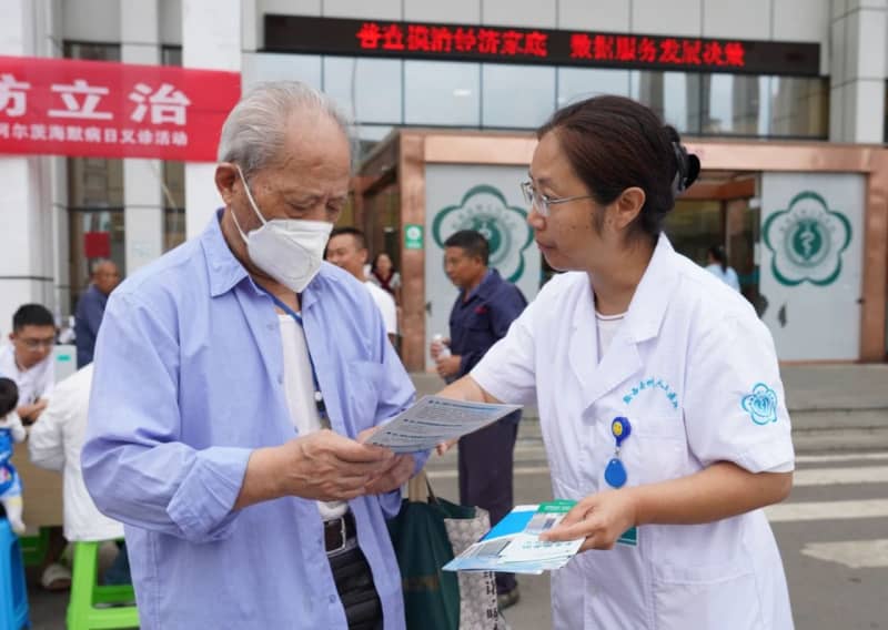 【立防立治 无问早晚】州人民医院开展2023年阿尔茨海默病日义诊宣传活动