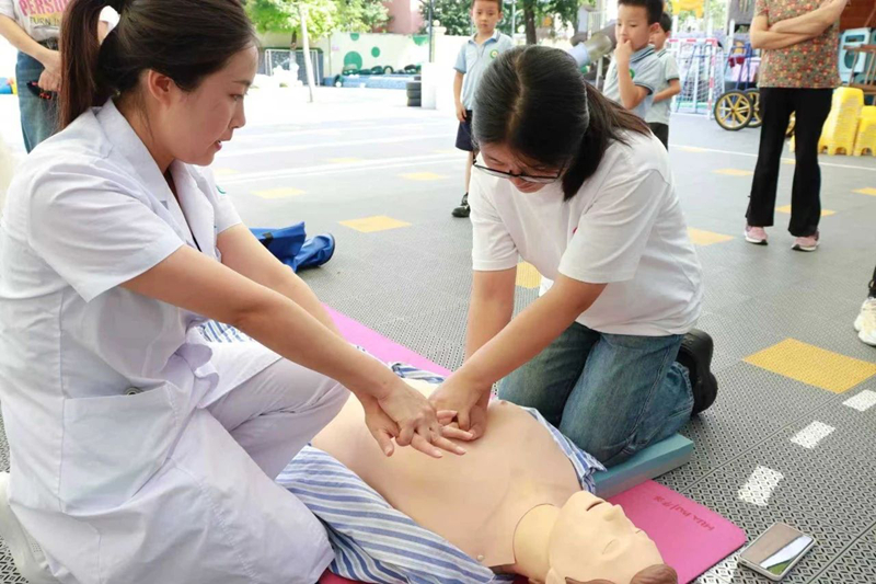 【关爱幼儿健康 共筑成长防线】州人民医院医护团队走进向阳路中心幼儿园民航分园开展急救知识科普